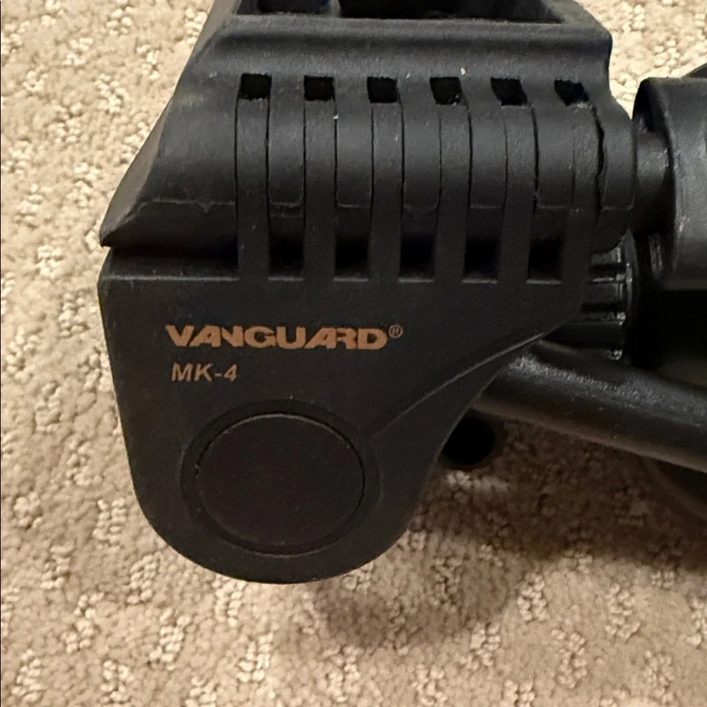 Vanguard Tripod w Carrying Case. Perfect condition